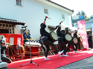 第21回 祝宴 金陵初しぼりの様子